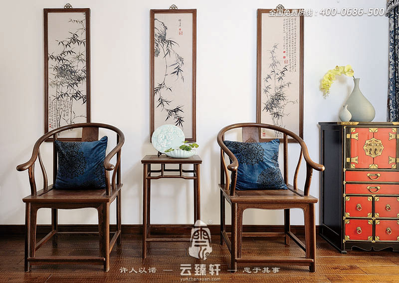 兩把明式椅子的擺放,墻上的水墨竹子畫