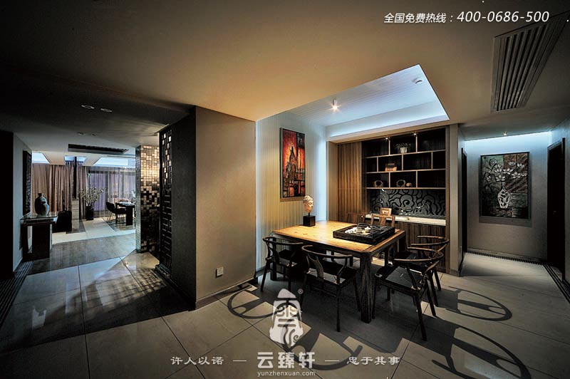 整個中式精品住宅的設計裝修效果都是以黑色調為主,此茶室是在公共空間的一處設置的