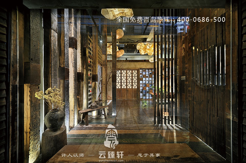 引導人們進入茶樓會所內(nèi)部的地板是從附近老房子除后得來