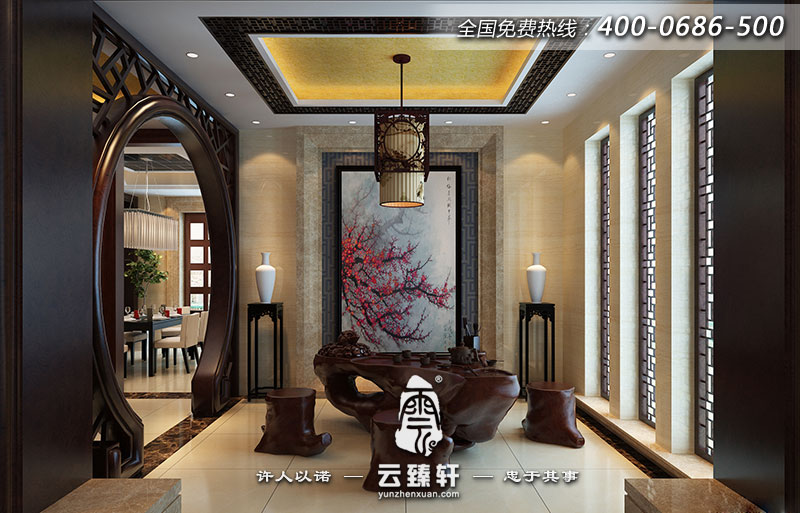 根雕的茶桌凳以及茶具，再加上圓光罩的門，古色古香