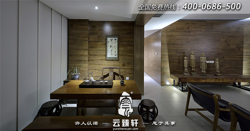 茶室的裝修簡單樸素,原木色的桌椅茶具