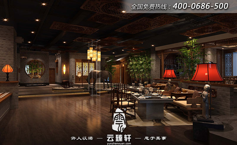 整個餐廳的裝飾顏色統(tǒng)一，色彩以沉穩(wěn)的深色系為主
