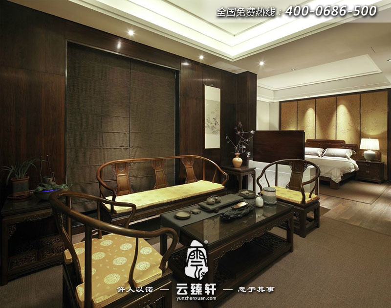 臥室里的小會客廳擺放的茶桌椅整體色調(diào)溫潤、自然