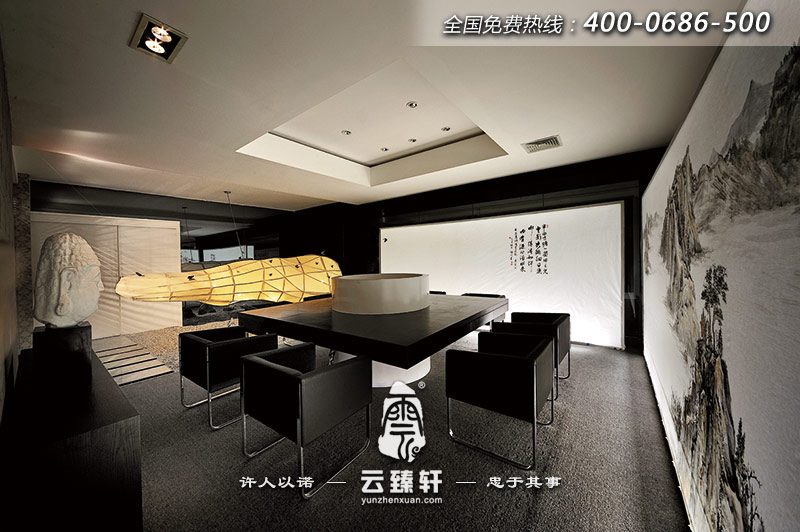 裝有中國(guó)書法和中國(guó)山水畫的會(huì)議室